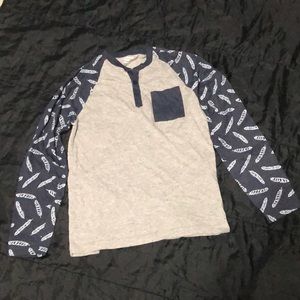 Long sleeve shirt with 3 buttons